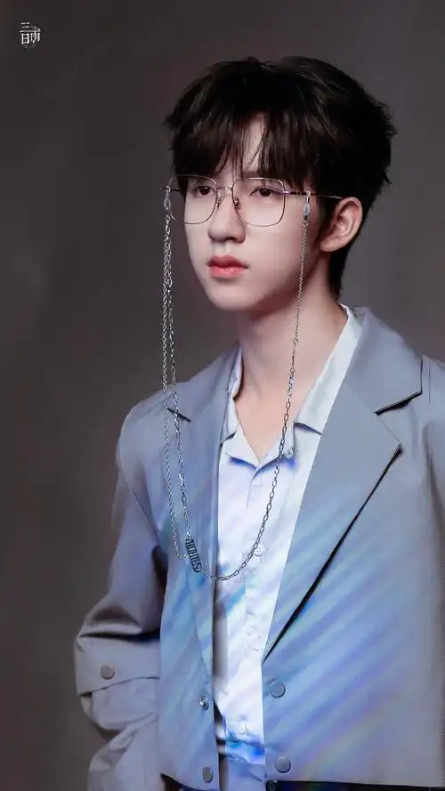 贺峻霖金丝眼镜造型好苏##贺峻霖 十八长翎破青空