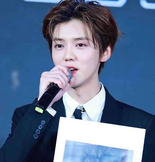 30岁鹿晗出席发布会狼奔发型重回颜值巅峰这皮肤我没眼花吧