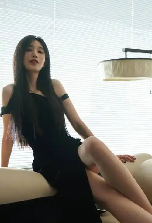 明星写真:张俪一字肩高开叉抹胸长裙,美腿玉足彰显成熟女人魅力_身材_