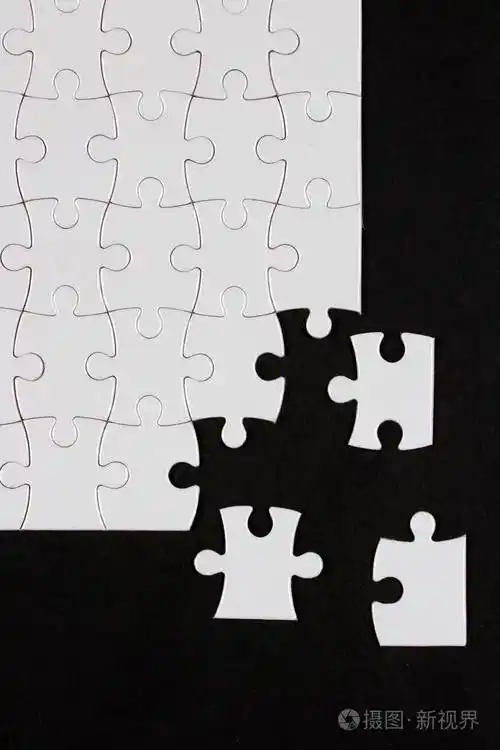 在黑色背景上的空白拼图