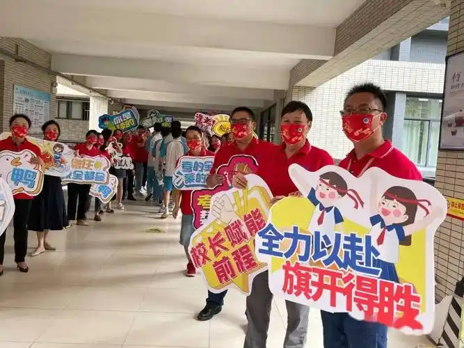 少年们为考生们加油鼓气高举"考神附体""金榜题名"等应援牌老师们身着