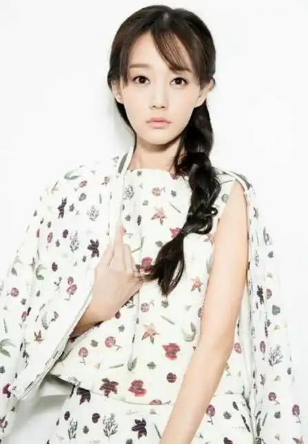 当红小花李一桐被曝整容改年龄旧照曝光差别大于正曾多次力捧