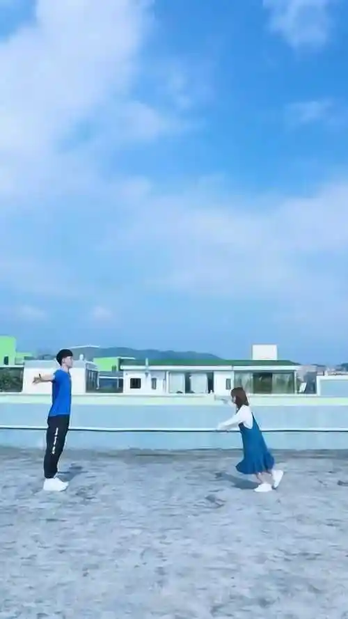 身高190的哥哥和150的妹妹本以为是个超甜视频看完我笑了