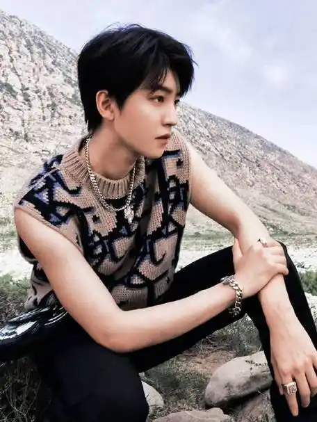 月刊封面#王俊凯芭莎八月刊封面来了,这已经是小凯第四次登时尚芭莎了