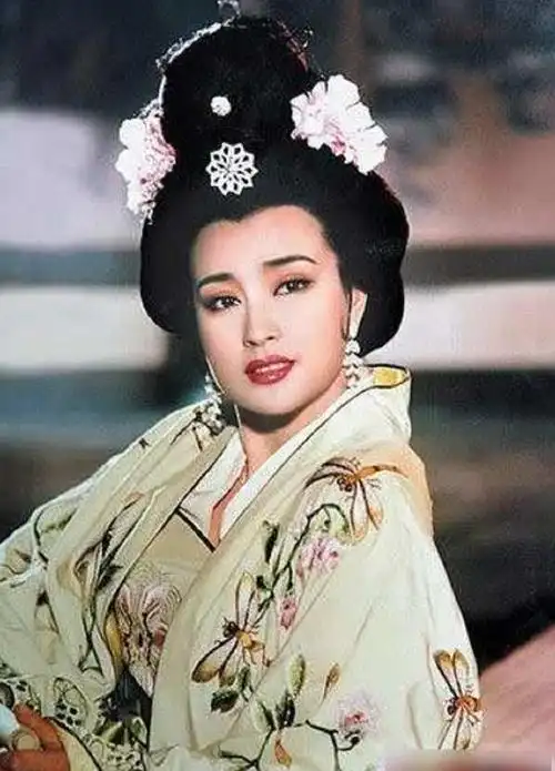 回顾武则天刘晓庆爱过6个男人结过4次婚60岁嫁入顶级豪门