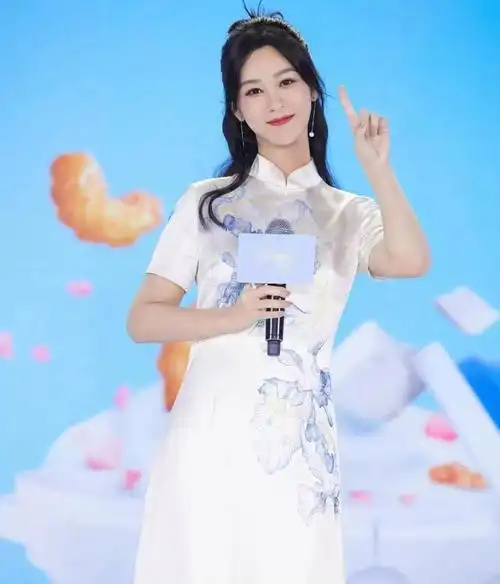 说起杨紫,想必很多人首先想到的还是《家有儿女》中的夏雪.