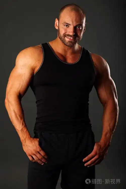 穿着黑色衬衫的肌肉男