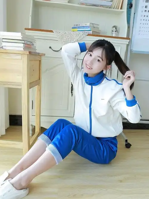 00后白嫩美女学生妹运动校服天然诱惑清纯尤物写真2