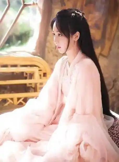 杨紫《长相思》爆路透,却被指像"连连看",现代装也一样_造型_网友