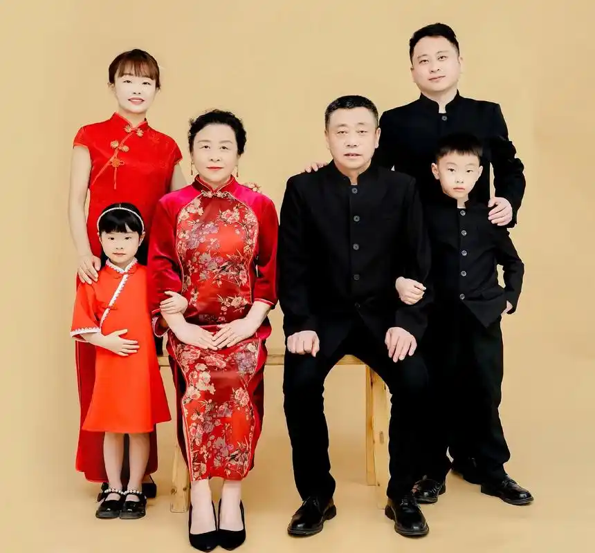 一家六口的幸福其实很简单,有家回,有人等,有饭吃.外面的世界固然精彩