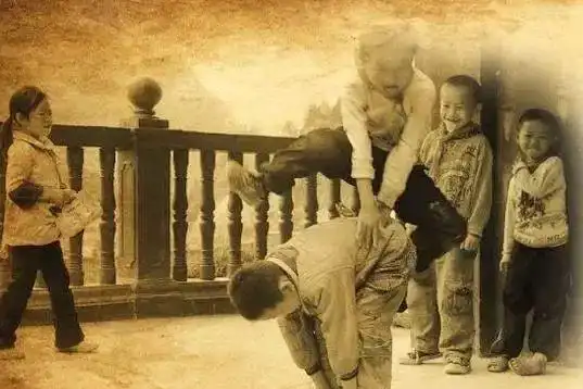 9,折纸飞机:当时小学下课后,整个院子都是飞机.