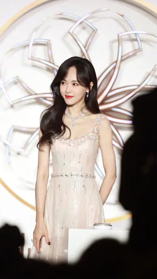 唐嫣活动生图##唐嫣钻石鎏光羽毛长裙