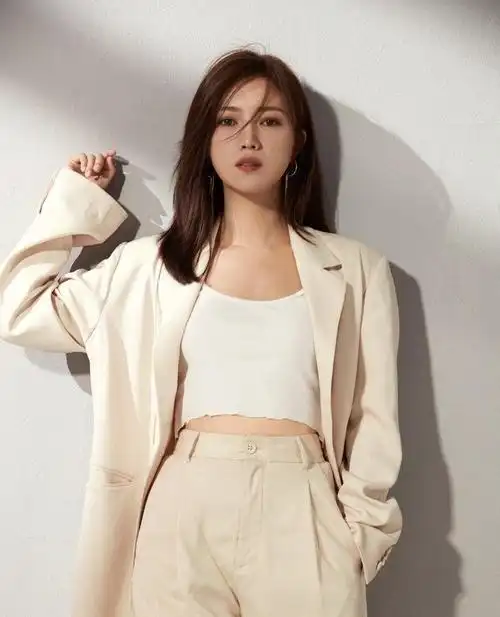 而且西装的设计还很别致,穿在傅晶身上,给人一种大一码的感觉,近期