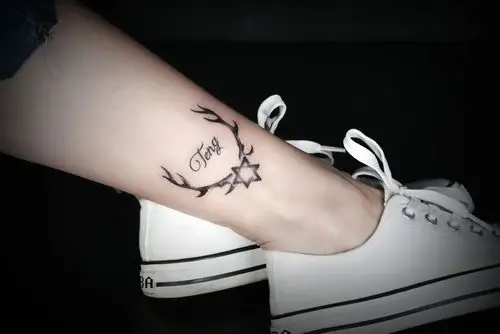 而将这三个纹身图案,结合在一起,则更显得纹身图案本身精致,不单调