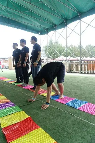 输掉的队伍要接受在指压板上十个起跳的惩罚,接受完惩罚,看来得去坐会