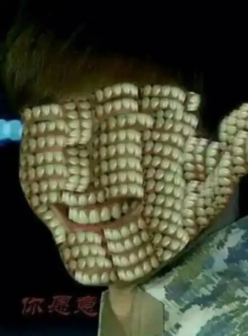 这样,有密集恐惧症的人点进来估计整个人都不好了,并且密密麻麻的眼睛