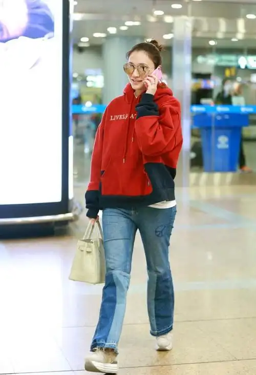 李小冉笑起来特别甜美,穿上红色卫衣搭配牛仔裤,显得迷人又高雅