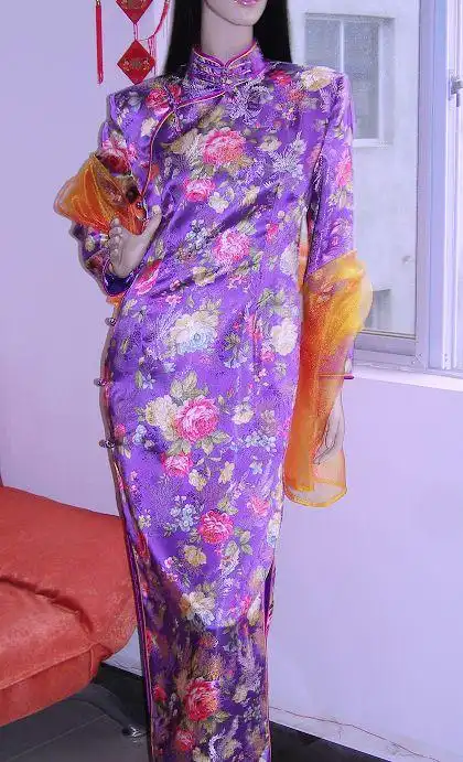 点模糊走在大街上看到一个曾经见过的美女她穿着有点像紫色的旗袍衣服