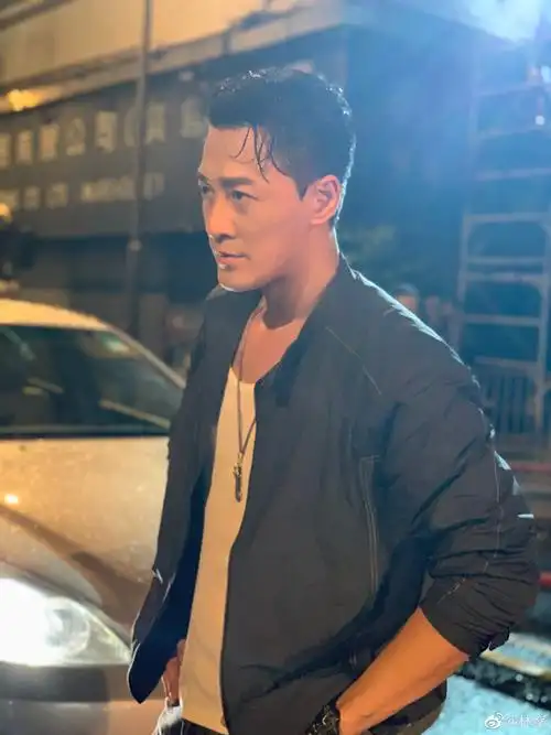 林峰的老婆晒名牌包,被嘲是吴千语的替身!正主的回复引发热议