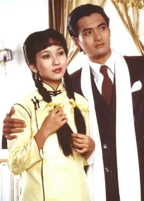 赵雅芝不仅演出了冯程程大家闺秀的魅力,而且其麻花辫造型也是风靡一