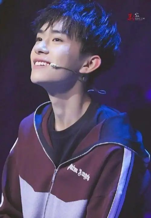 易烊千玺怼脸侧颜照