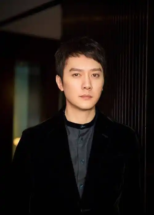 如今,冯绍峰也是经受了岁月的洗礼,年龄感上来了,就只能演"二叔"之类