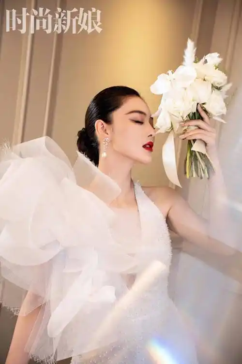 张馨予登《时尚新娘》封面,穿深v婚纱,牛仔胸衣,大秀傲人身材_连衣裙