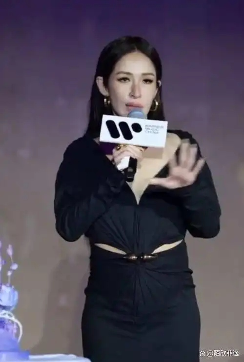 近日,歌手萧亚轩宣布与华纳音乐签约,正式重返歌坛.