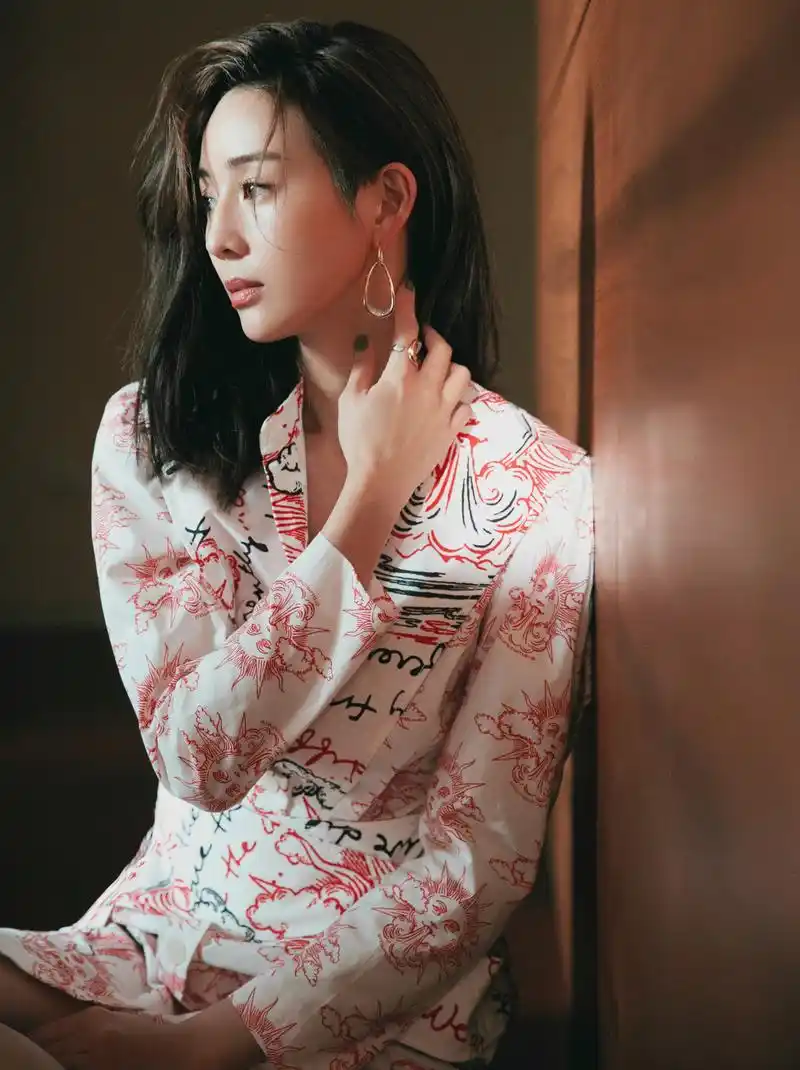 张钧甯唐探3路演终点站上海,光影间感受来自boss的独特魅力   服装