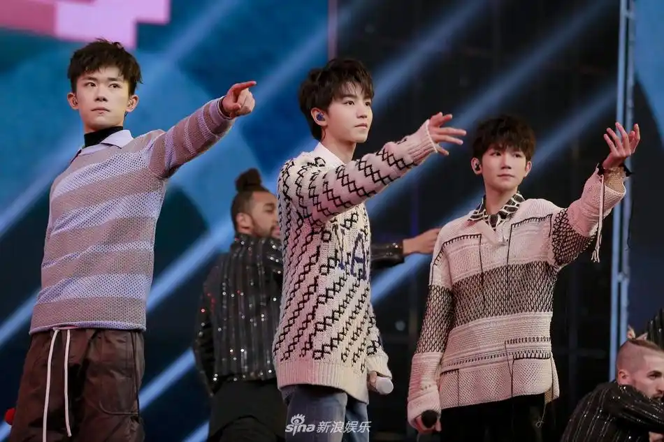 组图2018新浪微博之夜现场tfboys三小只卖力演唱点燃全场