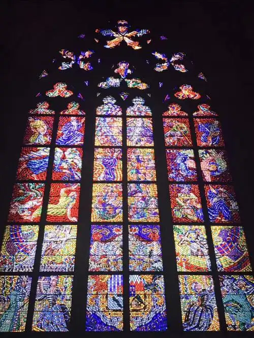 圣维特大教堂,五彩缤纷的窗户