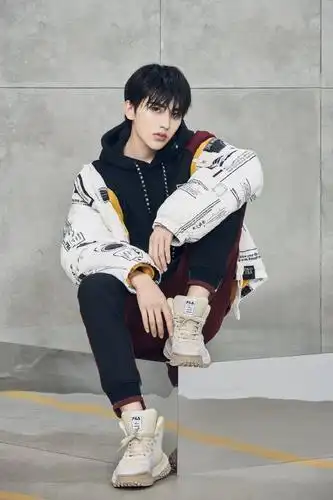 蔡徐坤fila湿发大片公开 桀骜不驯的酷拽撕漫男