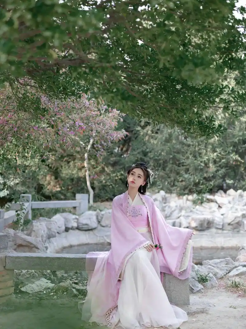 吴谨言粉红汉服游玩照