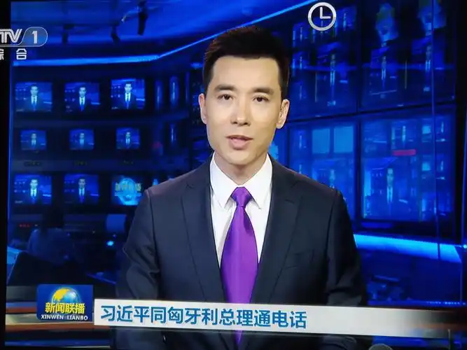 新闻联播为啥要这么多电视机?