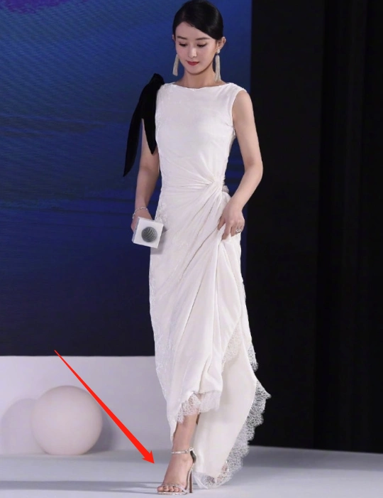 原创老天吻了赵丽颖的身材却给她一双希腊脚穿上高跟鞋没眼看