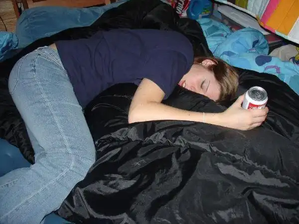 美女喝醉酒后丑态百出(组图)