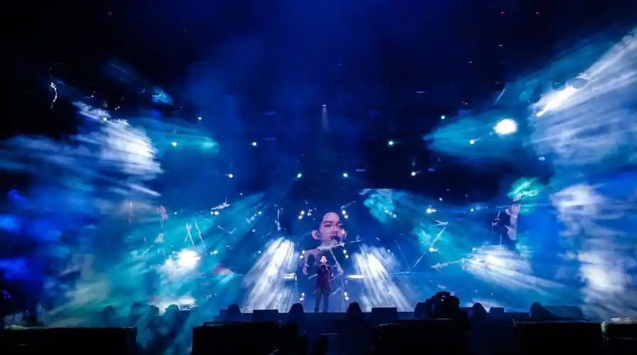 本轮巡演首个户外场宛如"露天电影院" 写美篇      演唱会舞台从