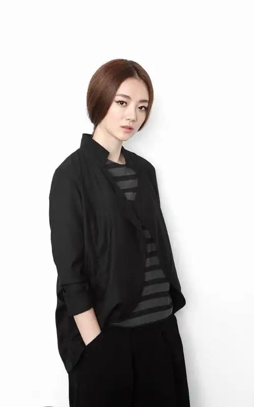 原创设计师女装品牌新秋季黑色外套纯色大码宽松短款显瘦个性上.