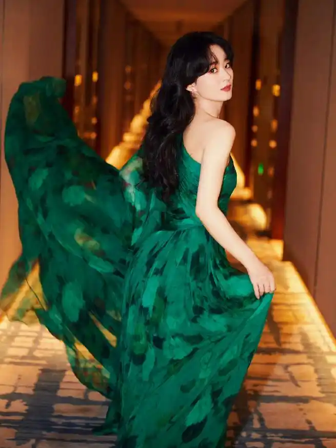 赵丽颖红毯气质变化太大,网友:这姐怎么有一种不怒自威的气场!