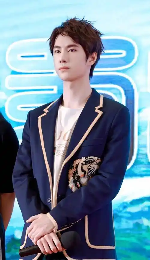 王一博代言李宁cf系列!多家国货找上门,本人却钟爱这一家?