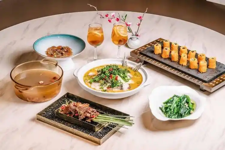 店内菜品由米其林名厨主理出品讲究,摆盘精致臻享七星级酒店专属管家