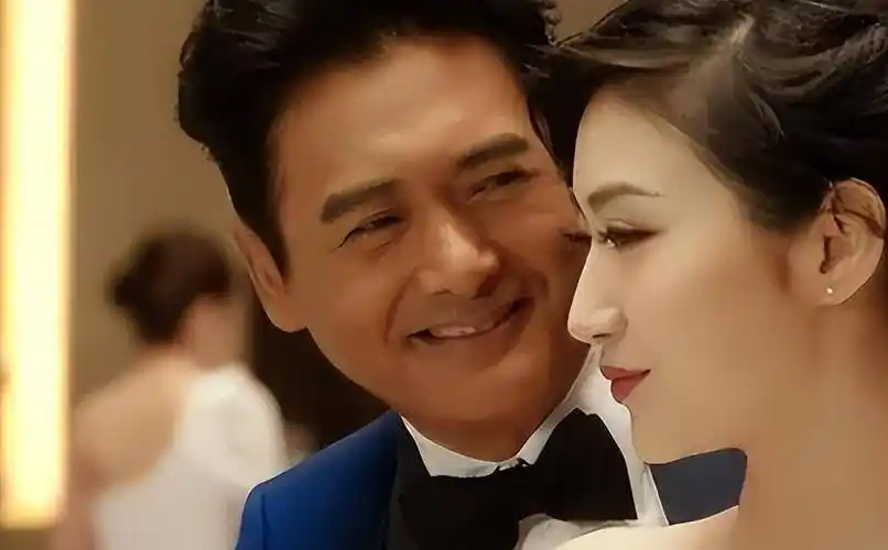 68岁周润发晚上保证不来?香港之子陨落神坛,完美男人竟是伪装?