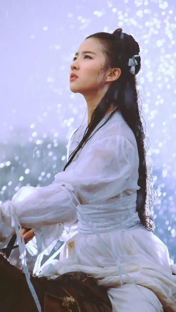 刘亦菲这件礼服像寿桃?现场照却意外好看!