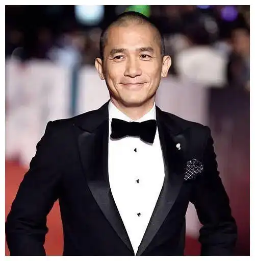 一眼就能看到不同形状的男星发际线