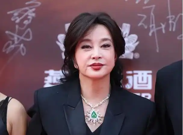 70岁刘晓庆近照曝光,网友:年轻漂亮,不老女神!