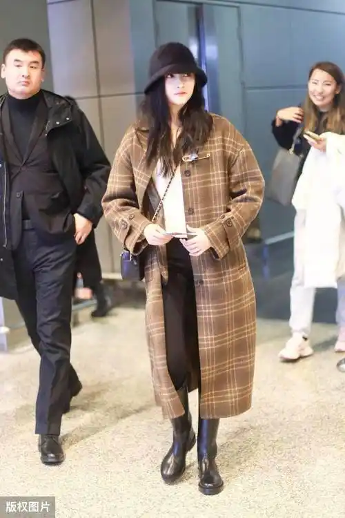 关晓彤真懂时尚,"茧型大衣"配骑士靴,复古时尚气质不俗_款式_造型