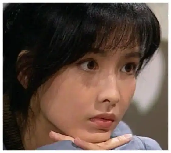 周慧敏完美侧颜依然很美 美貌不输当年