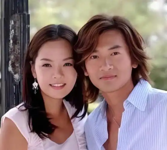 蔡琳因主演《爱上女主播》走红,之后来中国发展,与苏有朋合作,接连