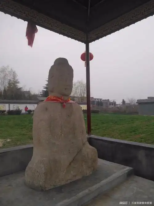 深入生活,扎根人民一一春天到长安城南神禾塬柳青墓地和柳青广场