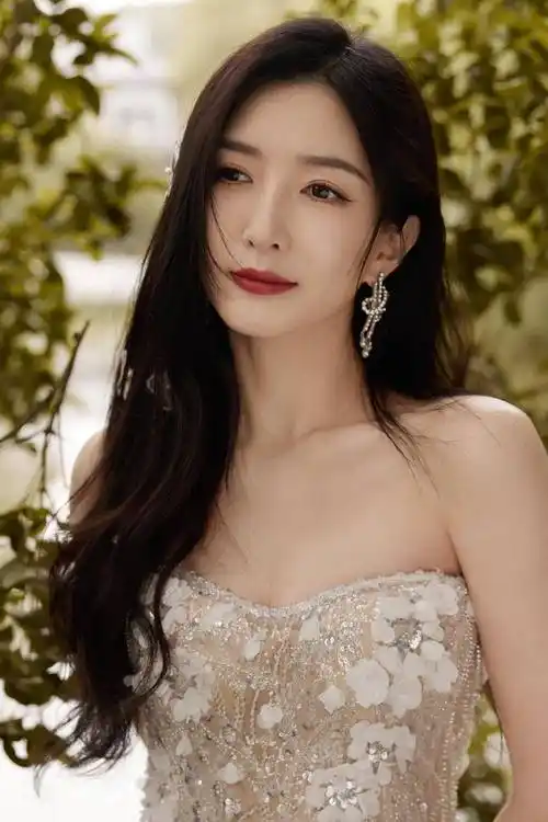 江疏影户外写真大片,一袭筒状蕾丝图案仙女裙,温柔高贵,娇媚迷人_时尚